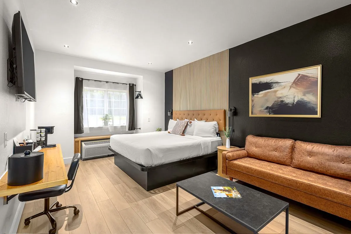 Boutique King Suite with leather sofa lounge area